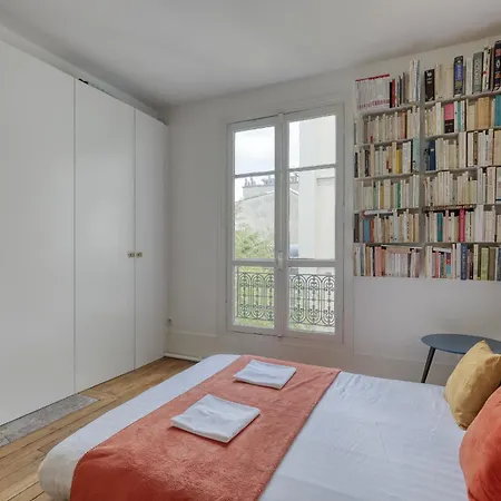 Breathtaking Flat With Balcony In St Germain Area 아파트