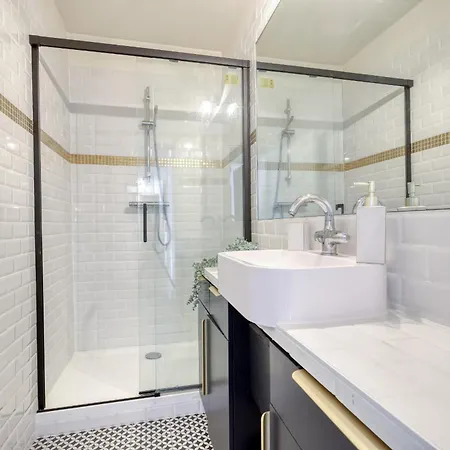 Breathtaking Flat With Balcony In St Germain Area 아파트 파리