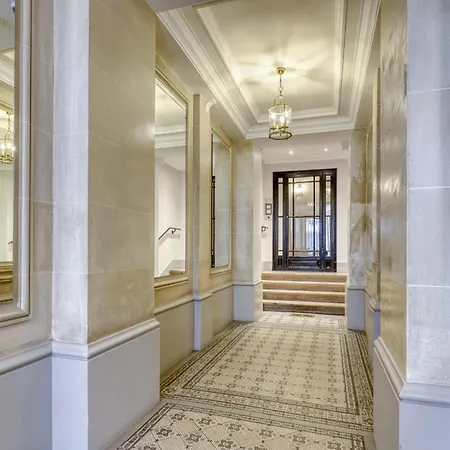 Breathtaking Flat With Balcony In St Germain Area 아파트 파리