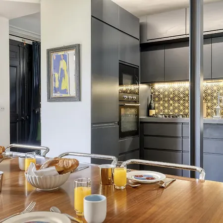 Breathtaking Flat With Balcony In St Germain Area 아파트 파리